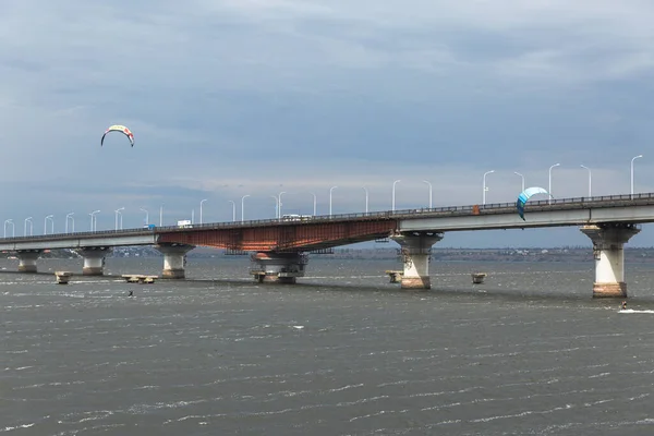 Вид Груші Кайтсерфери Біля Мосту Похмуру Погоду — стокове фото