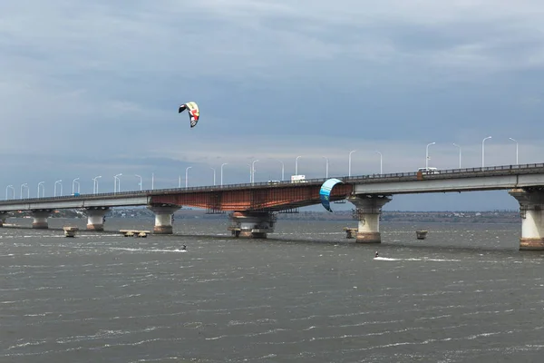 Vue Poire Sur Les Kitesurfers Près Pont Par Temps Nuageux — Photo