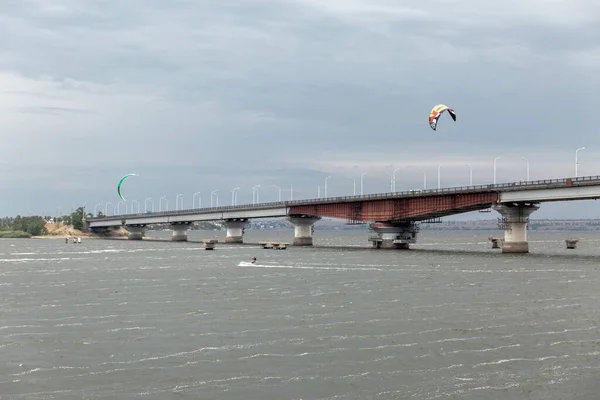 Вид Колодца Кайтсерферов Возле Моста Пасмурную Погоду — стоковое фото