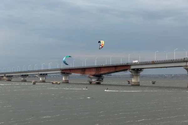 Vue Poire Sur Les Kitesurfers Près Pont Par Temps Nuageux — Photo