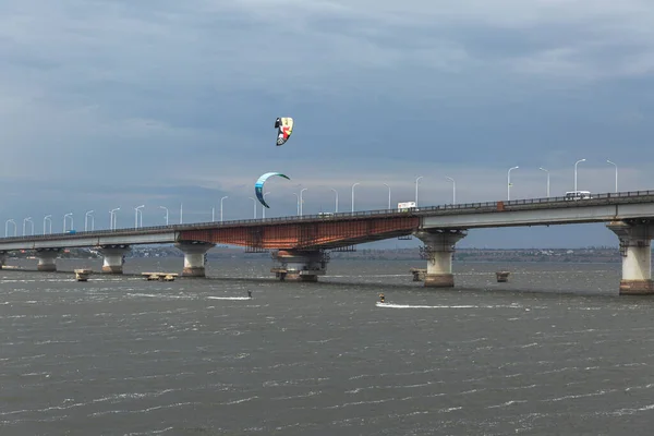 View Pear Kitesurfers Bridge Cloudy Weather — Stock Photo, Image