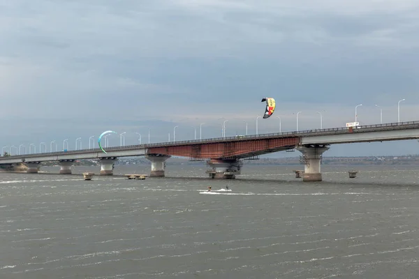 View Pear Kitesurfers Bridge Cloudy Weather — Stock Photo, Image