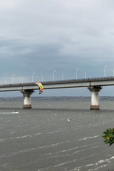 Vista Pêra Kitesurfers Perto Ponte Tempo Nublado — Fotografia de Stock