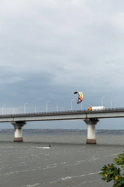 Vue Poire Sur Kitesurfer Près Pont Par Temps Nuageux — Photo