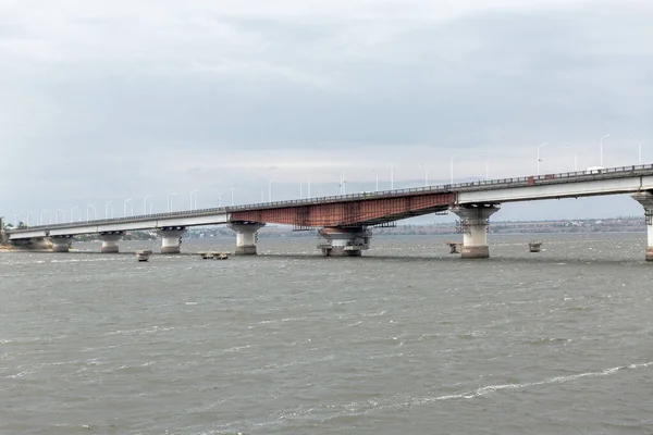 Ponte Velha Cidade Perto Mar Com Céu Nublado Fundo — Fotografia de Stock