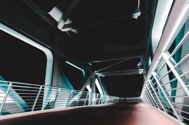 Gece vakti geleceğe dönük köprü