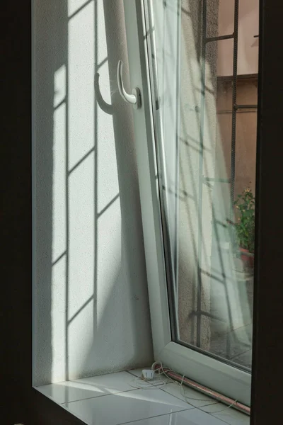 Abrir Ventana Con Una Rejilla Sombras Ella Cayendo Una Pared — Foto de Stock