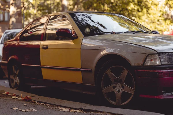 Çok Renkli Parçaları Olan Eski Araba Sokakta Kalsın — Stok fotoğraf