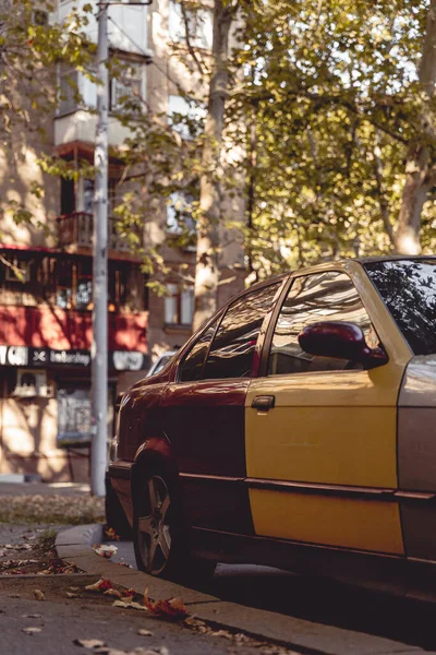 Vieille Voiture Avec Des Pièces Multicolores Rester Dans Rue — Photo