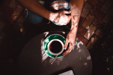 Yerel kafe 'de kahve içen kişi. 