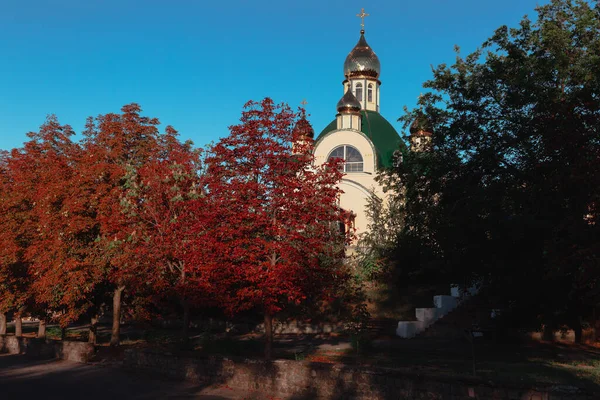 Ανατολική Ορθόδοξη Εκκλησία Που Καλύπτεται Από Δέντρα Κατά Διάρκεια Της — Φωτογραφία Αρχείου
