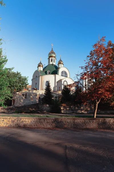 Ανατολική Ορθόδοξη Εκκλησία Που Καλύπτεται Από Δέντρα Κατά Διάρκεια Της — Φωτογραφία Αρχείου