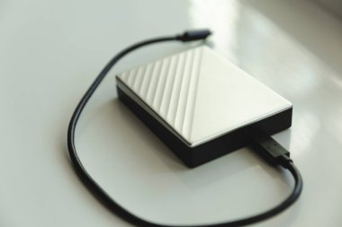 gümüş portatif HDD beyaz masada siyah usb kablosu 