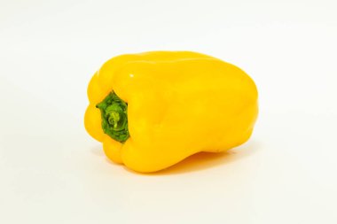 Beyaz arka planda sarı ve kırmızı taze dolmalık biber.