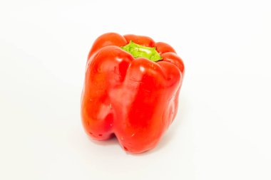 Beyaz arka planda sarı ve kırmızı taze dolmalık biber.