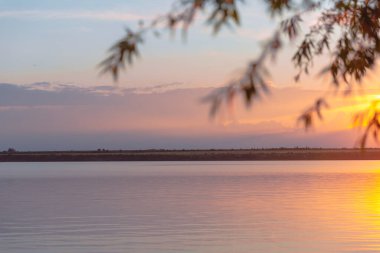 Nehrin üzerinde renkli günbatımı, gökyüzü yansıması