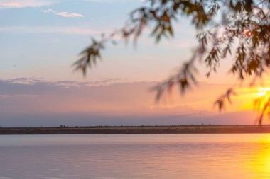 Nehrin üzerinde renkli günbatımı, gökyüzü yansıması