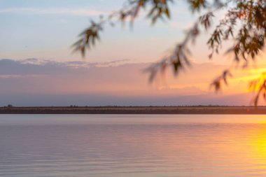 Nehrin üzerinde renkli günbatımı, gökyüzü yansıması