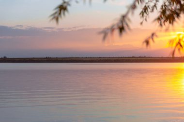 Nehrin üzerinde renkli günbatımı, gökyüzü yansıması