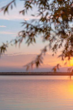 Nehrin üzerinde renkli günbatımı, gökyüzü yansıması