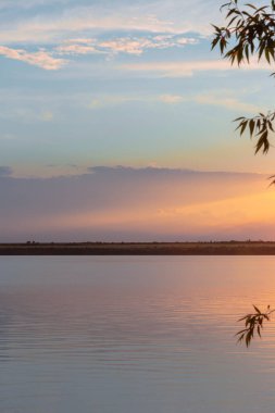 Nehrin üzerinde renkli günbatımı, gökyüzü yansıması