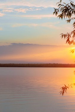 Nehrin üzerinde renkli günbatımı, gökyüzü yansıması