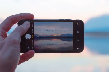 Nehrin üzerinde renkli günbatımı, gökyüzü yansıması
