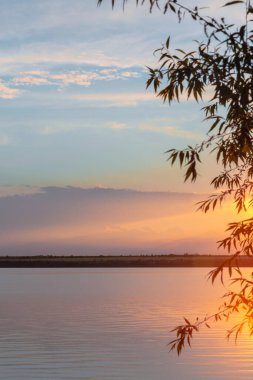 Nehrin üzerinde renkli günbatımı, gökyüzü yansıması