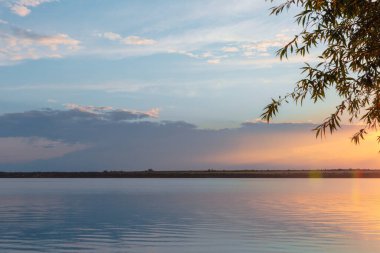 Nehrin üzerinde renkli günbatımı, gökyüzü yansıması