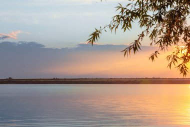 Nehrin üzerinde renkli günbatımı, gökyüzü yansıması
