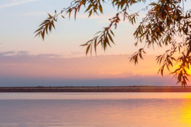 Nehrin üzerinde renkli günbatımı, gökyüzü yansıması