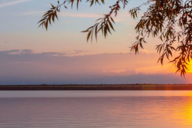 Nehrin üzerinde renkli günbatımı, gökyüzü yansıması