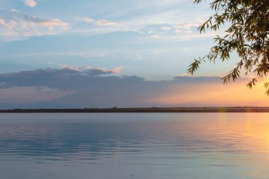 Nehrin üzerinde renkli günbatımı, gökyüzü yansıması