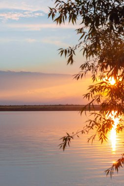 Nehrin üzerinde renkli günbatımı, gökyüzü yansıması