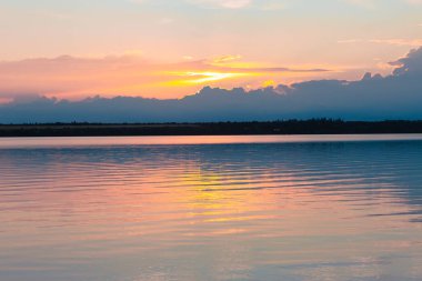 Nehrin üzerinde renkli günbatımı, gökyüzü yansıması