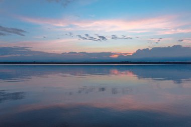 Nehrin üzerinde renkli günbatımı, gökyüzü yansıması