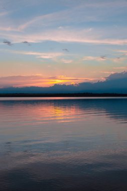 Nehrin üzerinde renkli günbatımı, gökyüzü yansıması