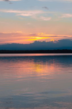 Nehrin üzerinde renkli günbatımı, gökyüzü yansıması