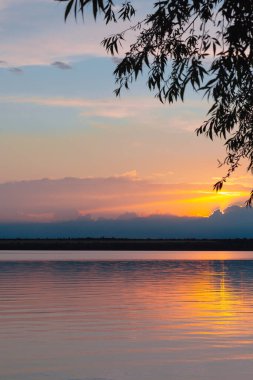 Nehrin üzerinde renkli günbatımı, gökyüzü yansıması