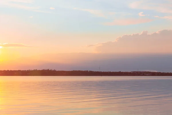 Farbiger Sonnenuntergang über dem Fluss, mit Himmelsspiegelung — Stockfoto