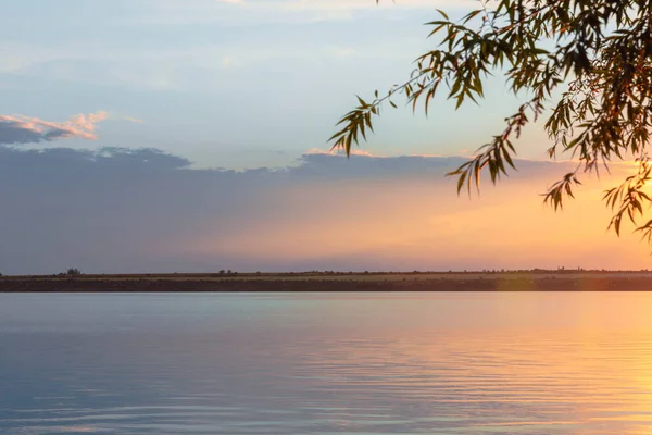 Nehrin üzerinde renkli günbatımı, gökyüzü yansıması