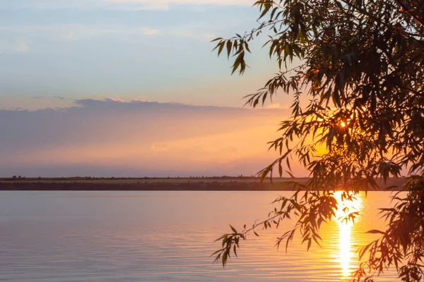 Nehrin üzerinde renkli günbatımı, gökyüzü yansıması