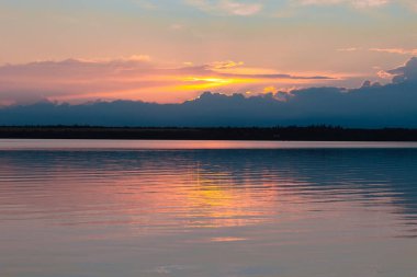 Nehrin üzerinde renkli günbatımı, gökyüzü yansıması