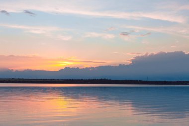 Nehrin üzerinde renkli günbatımı, gökyüzü yansıması