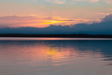 Nehrin üzerinde renkli günbatımı, gökyüzü yansıması