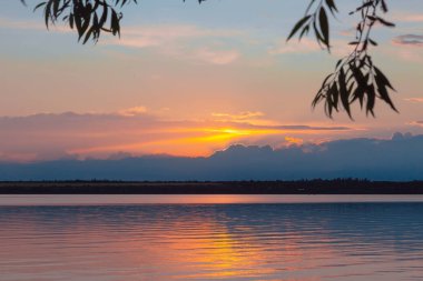 Nehrin üzerinde renkli günbatımı, gökyüzü yansıması