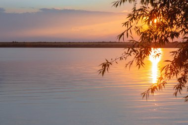 Nehrin üzerinde renkli günbatımı, gökyüzü yansıması