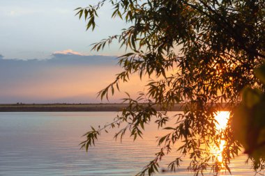 Nehrin üzerinde renkli günbatımı, gökyüzü yansıması