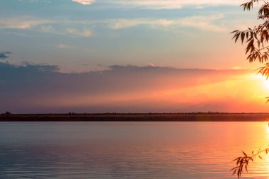 Nehrin üzerinde renkli günbatımı, gökyüzü yansıması