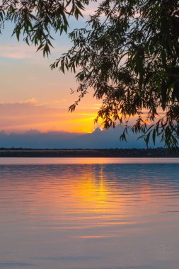 Nehrin üzerinde renkli günbatımı, gökyüzü yansıması
